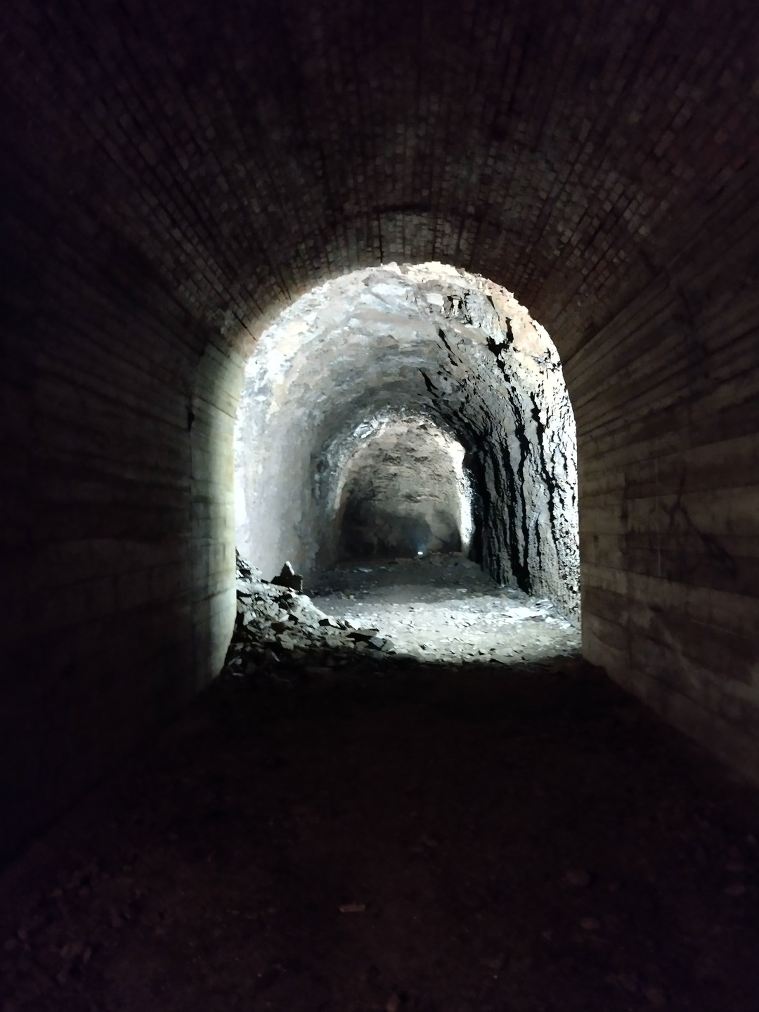 Nedokončený průchod do srubu