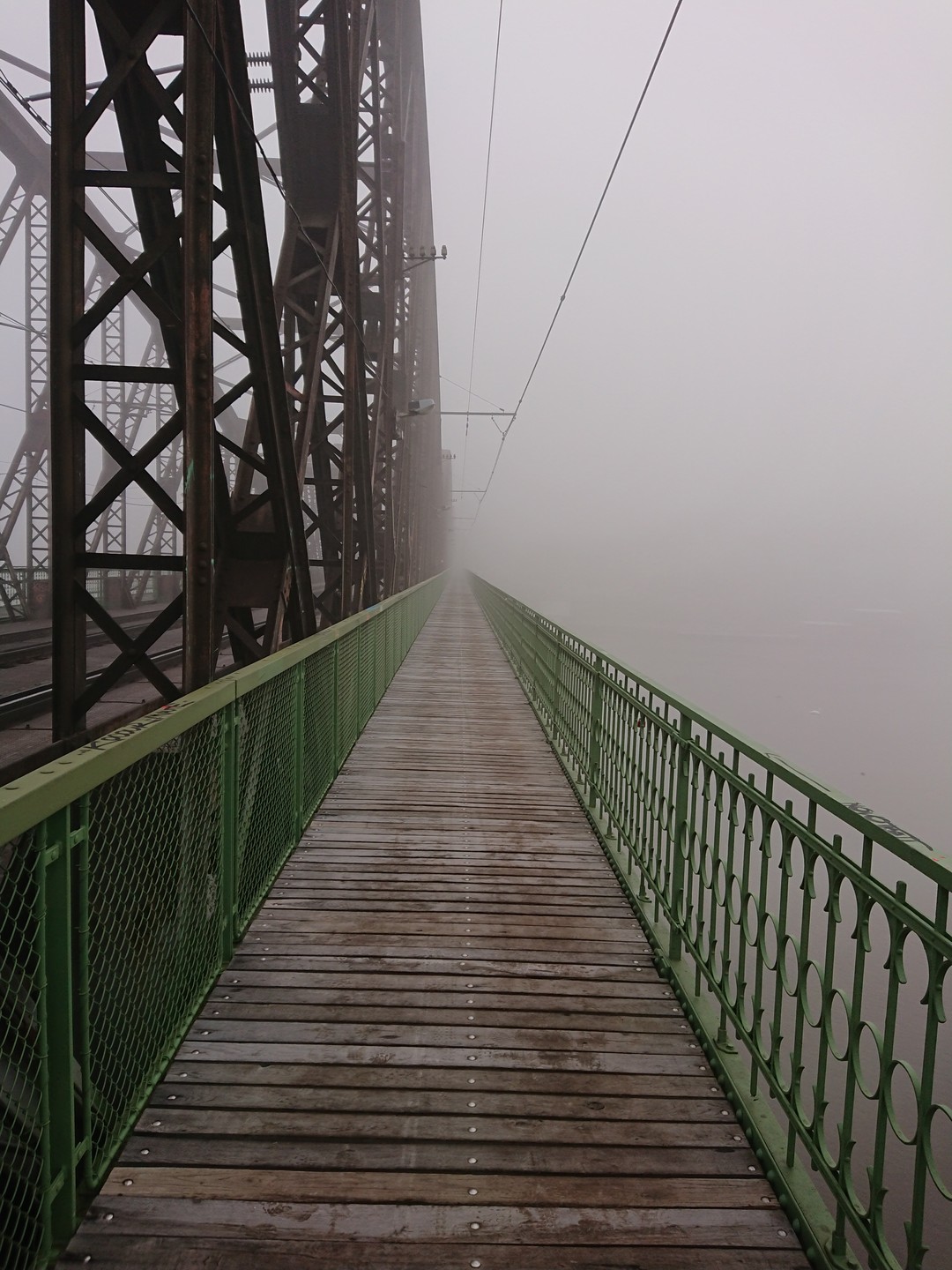 Lávka železničního mostu v mlze