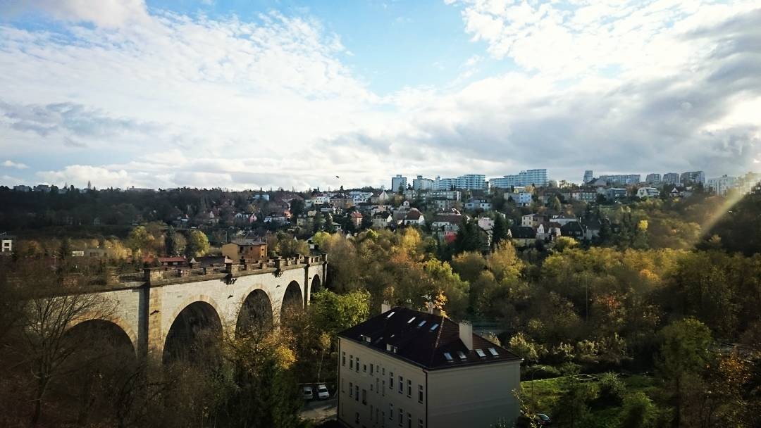 Sídliště Barrandov z Dívčích hradů