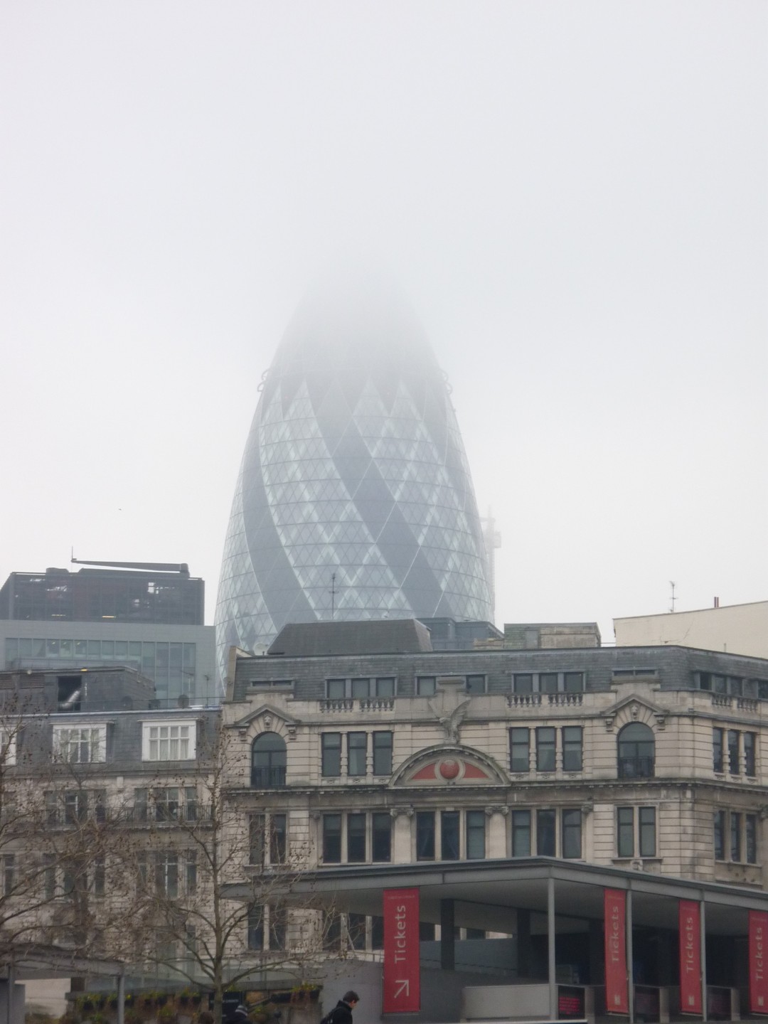 Gherkin v mlze