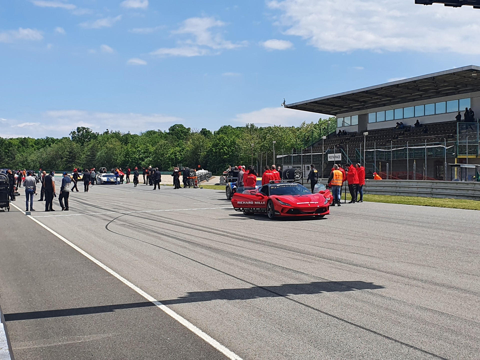 Safety Car Ferrari F8 Tribute on start grid