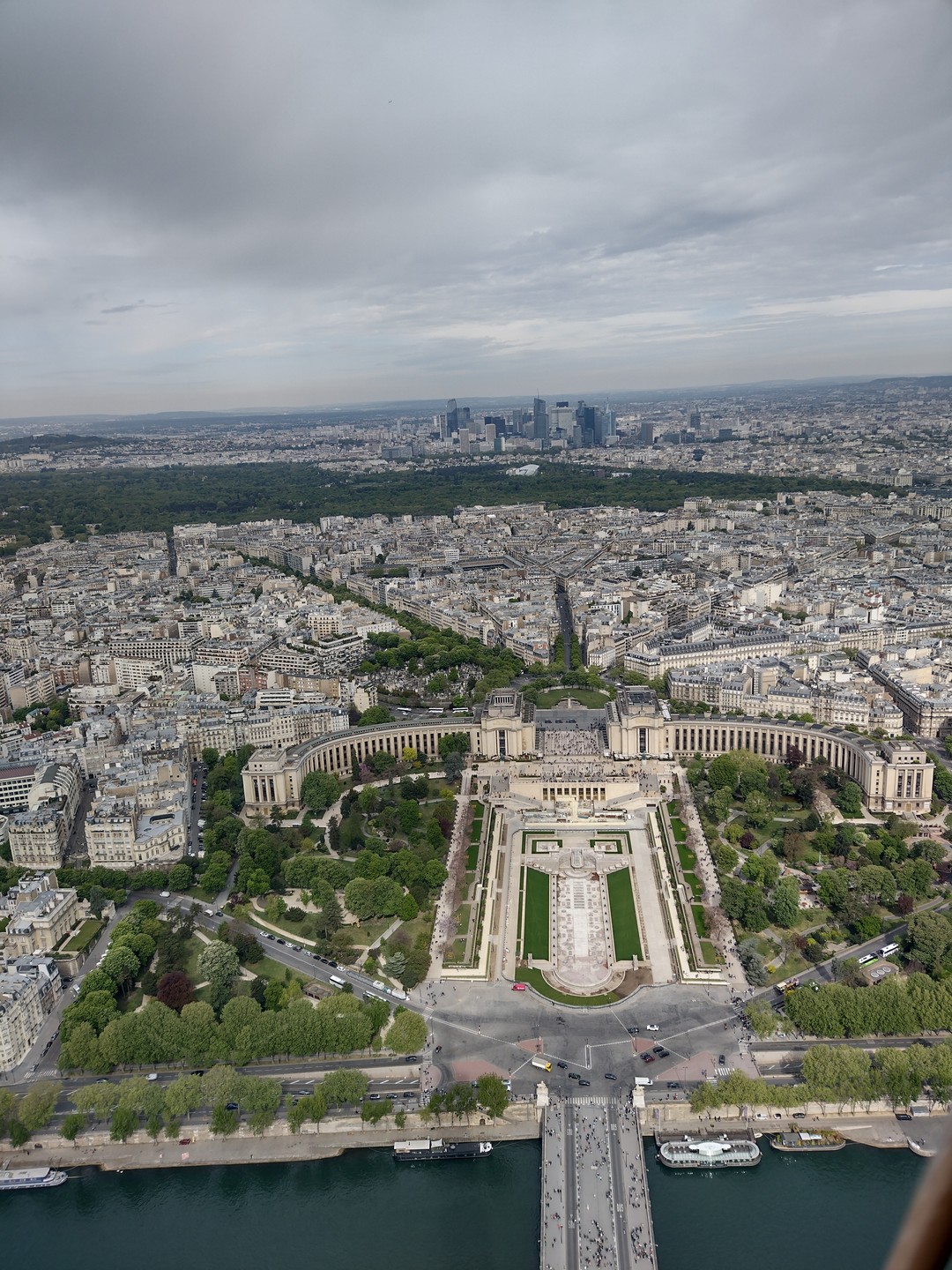 V dálce administrativní moderní centrum