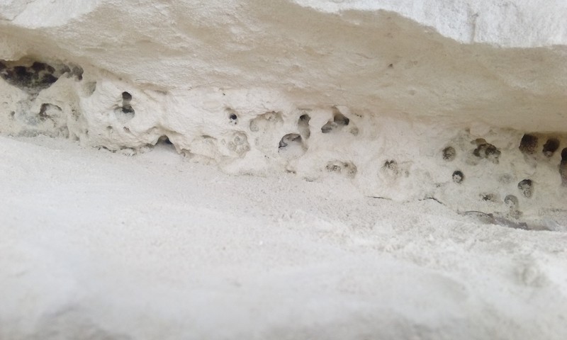 Vápencová skála s vytesanými prostorami